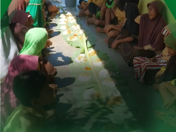 Makan Bersama Beralaskan Daun Pisang